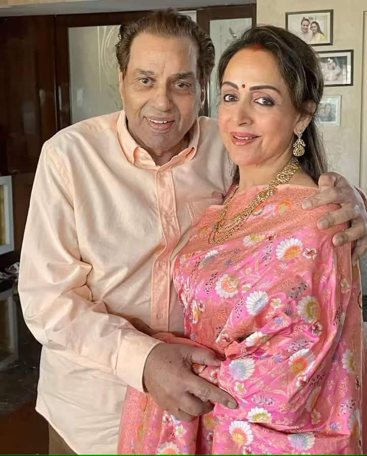 In such a situation, Dharmendra broke Hema's relationship with Jitendra. Then he changed his religion and married an actress. It is said that Dharmendra's wife Prakash Kaur was not divorcing him. Therefore, he had to change his religion to marry Hema.