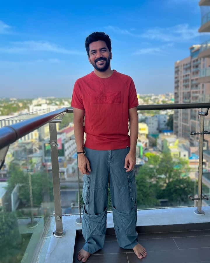 இயக்குநர் நெல்சன் திலிப்குமாரின் உதவி இயக்குநரான சிவபாலன் இயக்கத்தில் உருவாகி இருக்கும் படம் பிளடி பெக்கர். இப்படம் வரும் அக்டோபர் 31 ஆம் தேதி வெளியாக இருக்கிறது.