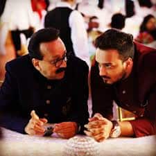 ਫੋਨ 'ਤੇ ਗੱਲਬਾਤ ਕਰਨ ਲੱਗਾ ਜੀਸ਼ਾਨ   ਇਸ ਮਾਮਲੇ 'ਚ ਵੱਡੀ ਜਾਣਕਾਰੀ ਇਹ ਮਿਲ ਰਹੀ ਹੈ ਕਿ ਬਾਬਾ ਸਿੱਦੀਕੀ ਦੇ ਨਾਲ ਕਾਂਗਰਸੀ ਵਿਧਾਇਕ ਜੀਸ਼ਾਨ ਵੀ ਜਾਣ ਵਾਲੇ ਸਨ, ਪਰ ਫਿਰ ਉਨ੍ਹਾਂ ਨੂੰ ਇਕ ਜ਼ਰੂਰੀ ਫੋਨ ਆਇਆ ਅਤੇ ਉਹ ਦਫਤਰ 'ਚ ਹੀ ਰੁਕ ਗਏ। ਇਸੇ ਦੌਰਾਨ ਇਹ ਘਟਨਾ ਵਾਪਰੀ। ਜੇਕਰ ਜੀਸ਼ਾਨ ਆਪਣੇ ਪਿਤਾ ਬਾਬਾ ਸਿੱਦੀਕੀ ਦੇ ਨਾਲ ਹੁੰਦਾ ਤਾਂ ਹਮਲਾਵਰ ਉਸ ਨੂੰ ਵੀ ਨਿਸ਼ਾਨਾ ਬਣਾ ਸਕਦੇ ਸੀ।