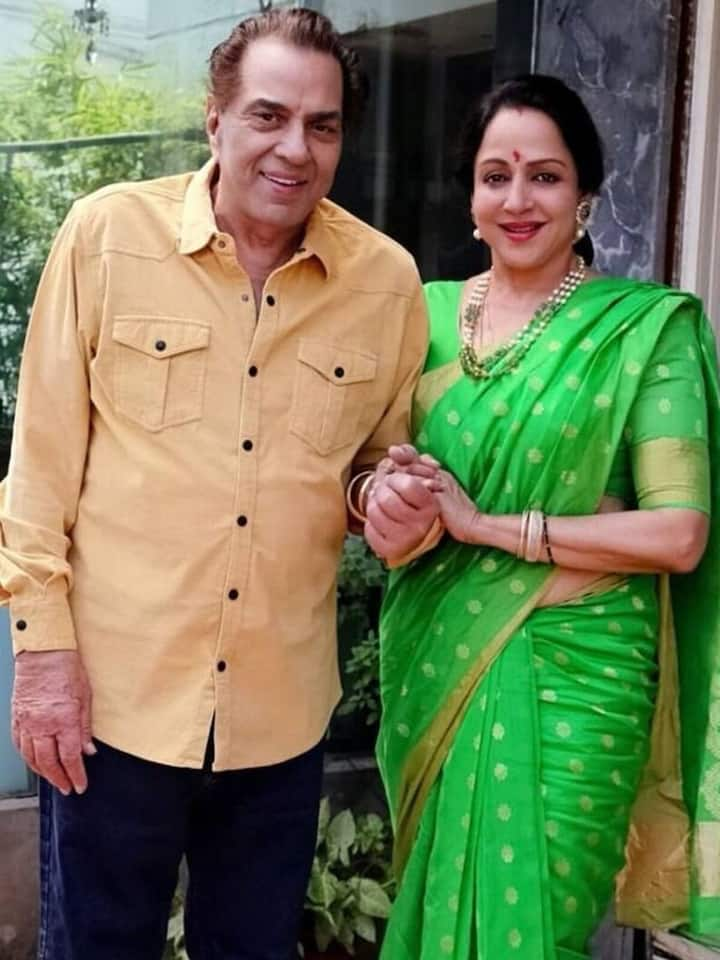 Let us tell you that years have passed since the marriage of Dharmendra and Hema and there is immense love between them. The couple are also parents of two daughters, Ahana and Esha Deol.