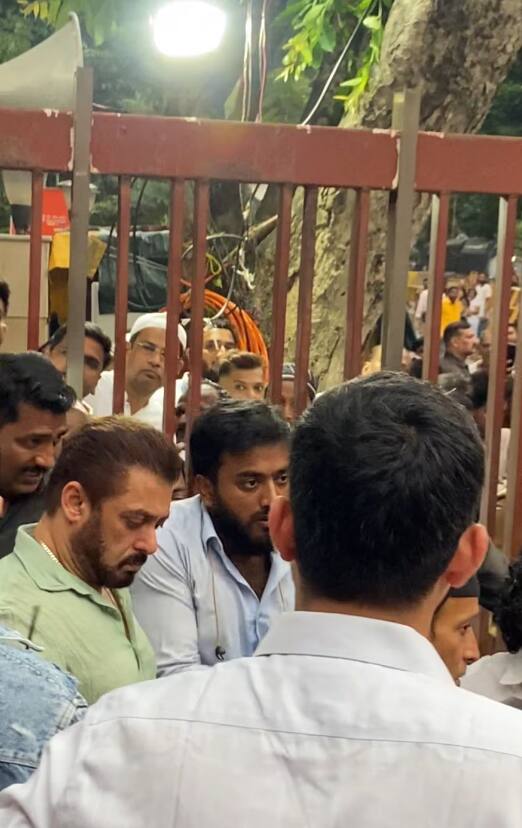 बाबा सिद्दीकी की बेहद करीबी सलमान खान भी अपने दोस्त को खोने के गम में काफी टूट गए हैं.एक्टर जब बाबा सिद्दीकी को अंतिम विदाई देने पहुंचे तो वे काफी उदास नजर आएग. उनके चेहरे पर दोस्त को खोने का दर्द साफ झलक रहा था.