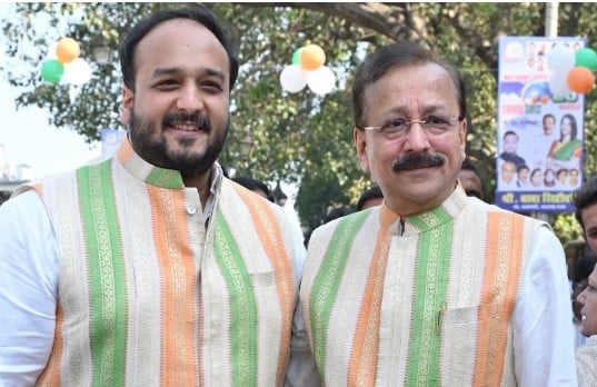 ਬਾਬਾ ਸਿੱਦੀਕੀ ਦੇ ਪੁੱਤਰ ਨੂੰ ਇੱਕ ਫੋਨ ਨੇ ਬਚਾਇਆ?  ਇਹ ਪੂਰੀ ਘਟਨਾ ਮੁੰਬਈ ਦੇ ਬਾਂਦਰਾ ਦੀ ਹੈ। ਜਦੋਂ ਸ਼ੂਟਰਾਂ ਨੇ ਬਾਬਾ ਸਿੱਦੀਕੀ ਨੂੰ ਨਿਸ਼ਾਨਾ ਬਣਾਇਆ ਤਾਂ ਉਹ ਆਪਣੇ ਬੇਟੇ ਜੀਸ਼ਾਨ ਸਿੱਦੀਕੀ ਦੇ ਦਫ਼ਤਰ ਤੋਂ ਬਾਹਰ ਆ ਰਿਹਾ ਸੀ। ਪੁਲਿਸ ਇਸ ਮਾਮਲੇ ਦੀ ਵੱਖ-ਵੱਖ ਪਹਿਲੂਆਂ ਤੋਂ ਜਾਂਚ ਕਰ ਰਹੀ ਹੈ। ਇਕ ਐਂਗਲ ਇਹ ਵੀ ਸਾਹਮਣੇ ਆ ਰਿਹਾ ਹੈ ਕਿ ਬਾਬਾ ਸਿੱਦੀਕੀ ਦੇ ਨਾਲ-ਨਾਲ ਉਨ੍ਹਾਂ ਦਾ ਪੁੱਤਰ ਵੀ ਸ਼ੂਟਰਾਂ ਦੇ ਨਿਸ਼ਾਨੇ 'ਤੇ ਸੀ ਪਰ ਇੱਕ ਫੋਨ ਕਾਲ ਨੇ ਜ਼ੀਸ਼ਾਨ ਦੀ ਜਾਨ ਬਚਾਈ।