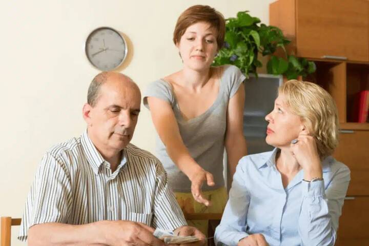 मूलांक 7 चे लोक स्वतंत्र असतात, त्यांना कुणाच्या ओझ्याखाली जगणं आवडत नाही. यासोबतच हे लोक स्वावलंबी असतात, कोणत्याही गोष्टीसाठी ते इतरांवर अवलंबून राहत नाहीत, इतरांवर अवलंबून राहणं त्यांना आवडत नाही.