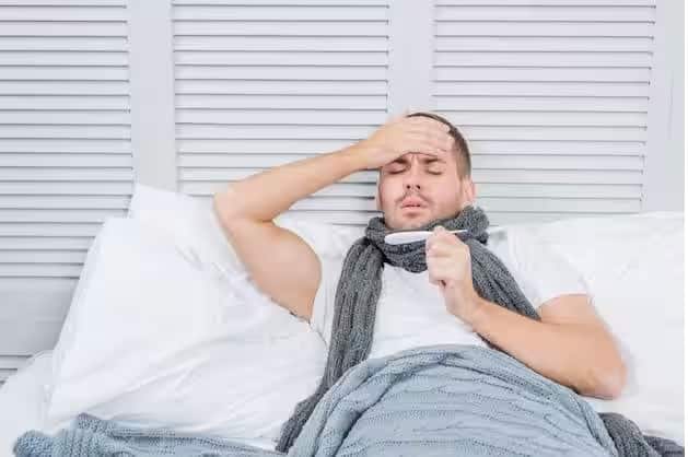 अगर किसी बच्चे के शरीर का तापमान 103 डिग्री से अधिक हो और दवा से कम न हो तो लापरवाही नहीं बरतनी चाहिए। बच्चे को तुरंत डॉक्टर के पास ले जाना चाहिए। अगर बच्चा 3 महीने से कम उम्र का है, तो उसे डॉक्टर से सलाह लेनी चाहिए। अगर तापमान 100 डिग्री से ज्यादा है, अगर टीकाकरण के 48 घंटे बाद भी बच्चे का बुखार कम नहीं होता है, तो डॉक्टर के पास जाने में देरी न करें। अगर बच्चा खा-पी नहीं पा रहा है और पेशाब नहीं कर पा रहा है तो उसे भी डॉक्टर से सलाह लेनी चाहिए।