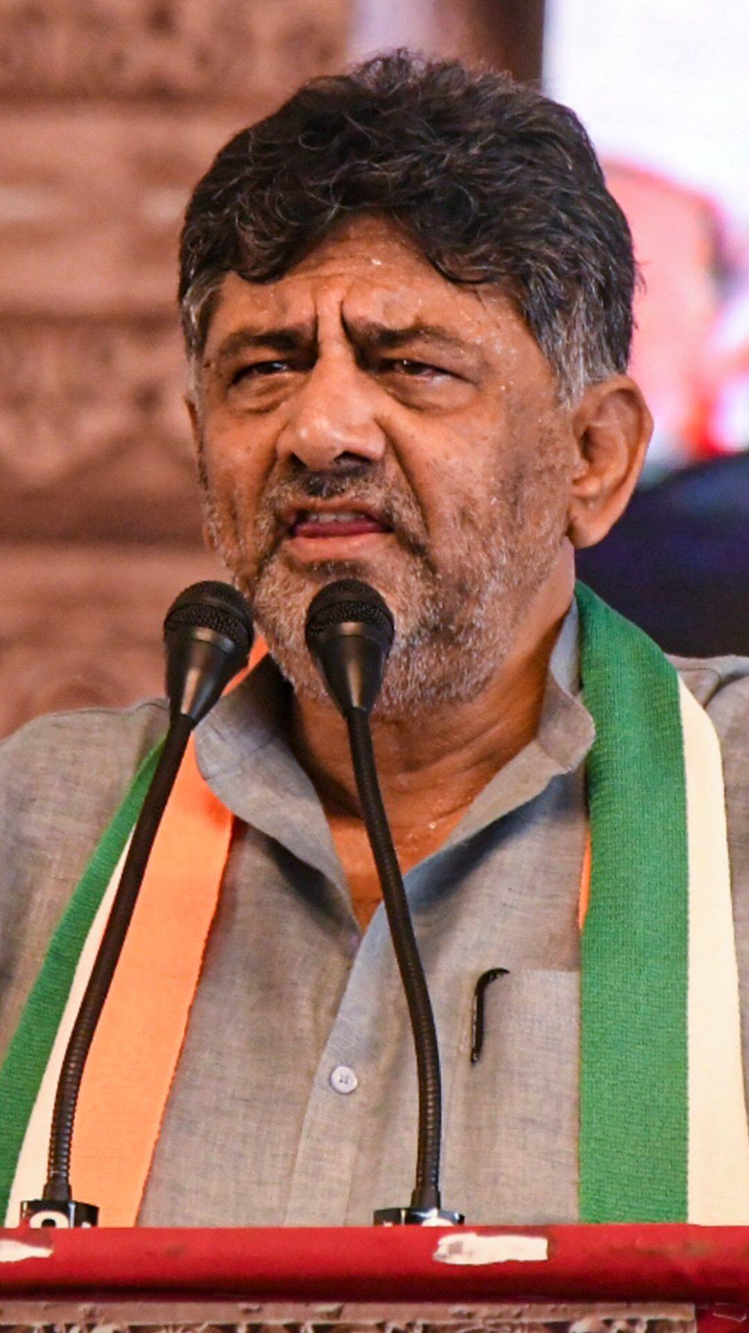 इस लिस्ट में सबसे पहला नाम कर्नाटक के डिप्टी सीएम और कांग्रेस के नेता डीके शिवकुमार का है. उनके पास कुल 1,413 करोड़ रुपये की संपत्ति है