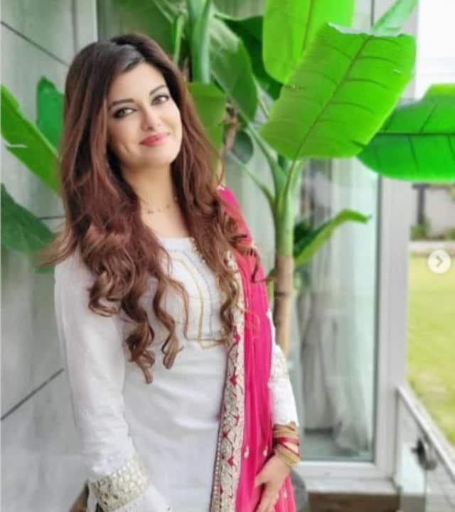 Once a Pakistani reporter had asked Kanwal Cheema that people compare her with the beautiful Bollywood actress Aishwarya Rai. Both your voice and looks resemble Aishwarya Rai. Kanwal Cheema clearly refused to answer this question.