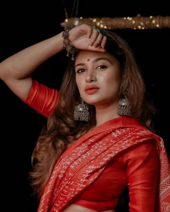 लाल रंग की साड़ी में ओविया कमाल लग रही हैं. हैवी झुमकों के साथ माथे पर लाल बिंदी उनपर खूब जच रही है.