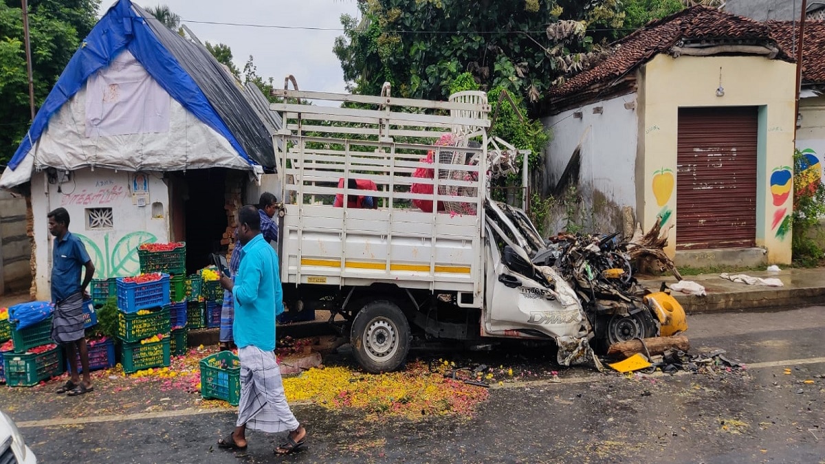 தனியார் கல்லூரி பேருந்து டயர் வெடித்து மினிவேனுடன் மோதியதில் 2 பேர் உயிரிழப்பு