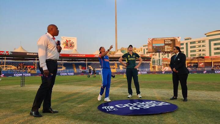 মরণ-বাঁচন ম্যাচে অস্ট্রেলিয়ার বিরুদ্ধে টস হেরে প্রথমে বোলিং করতে হয় ভারতকে। অজ়িরা আহত অ্যালিসা হিলিকে ছাড়াই মাঠে নেমেছিল।
