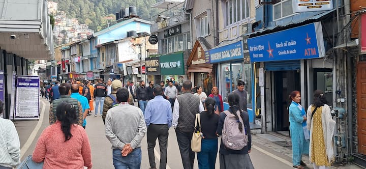 शिमला में पर्यटकों की भीड़ में भी बढ़ोतरी हो रही है. बड़ी संख्या में बाहरी राज्यों से पर्यटक शिमला में घूमने के लिए आ रहे हैं. सोमवार को भी शिमला के माल रोड और रिज पर लोगों की भारी भीड़ देखी गई.