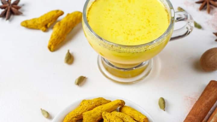 হলুদ-দুধের কারণে অ্যালার্জি জনিত সমস্যাও দেখা দিতে পারে। শ্বাসকষ্ট, চুলকুনি, র‍্যাশ ইত্যাদি দেখা দিতে পারে।