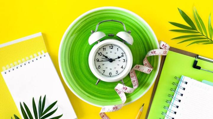 शोधकर्ताओं ने मेटाबोलिक सिंड्रोम वाले कुल 108 वयस्कों को यादृच्छिक रूप से या तो समय-प्रतिबंधित खाने वाले समूह या नियंत्रण समूह में रखा. समूह में 51 प्रतिशत महिलाएं थीं, जिनकी औसत आयु 59 वर्ष थी. औसत वजन 196 पाउंड था, और औसत बीएमआई लगभग 31 था.