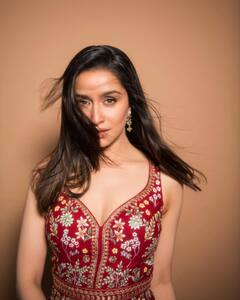 Shraddha Kapoor : श्रद्धा कपूरचा देसी अंदाज; नव्या फोटोंमध्ये दिसतेय खास!