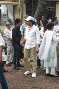 श्रेयस तलपड़े से  महेश मांजरेकर तक,अतुल परचुरे को अंतिम विदाई देने पहुंचे तमाम सेलेब्स , चेहरे पर मायूसी और आंखों में दिखी नमी