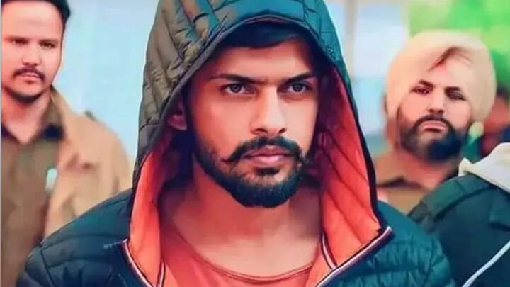 लारेंस बिश्नोई ने बाबा सिद्दीकी के मर्डर की जिम्मेदारी ली है. वहीं सलमान खान के घर पर वो फायरिंग भी करवा चुका है. इन दिनों लारेंस मुंबई में खौफ फैलाने की कोशिशें कर रहा है. उसके पिता की बात करें तो लारेंस के पिता पहले हरियाणा पुलिस में सिपाही थे. हालांकि पांच साल में ही उन्होंने ये काम छोड़ दिया और खेती बाड़ी करने लगे थे. लारेंस के पिता चाहते थे कि वो आईपीएस अफसर बने, हालांकि वो अपराध की दुनिया में चला गया.