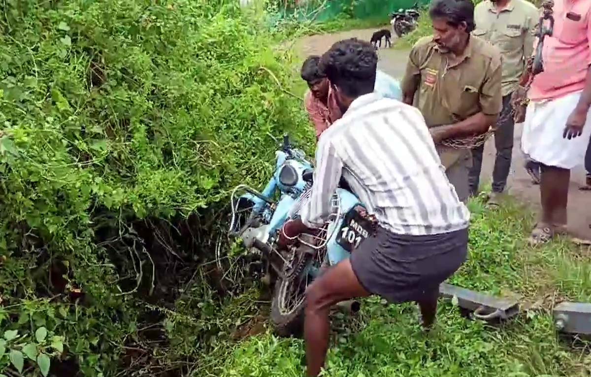 கோம்பைக்காடு அருகே பைக் மீது மோதிய கார் - சுற்றுலா பயணி உயிரிழந்த சோகம்