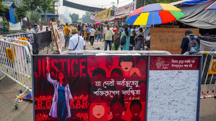 দ্রোহের কার্নিভাল আটকাতে কার্যত সকাল থেকে চূড়ান্ত প্রস্তুতি নেয় পুলিশ। কার্যত দুর্গে পরিণত করা হয় রানি রাসমণি অ্য়াভিনিউকে।