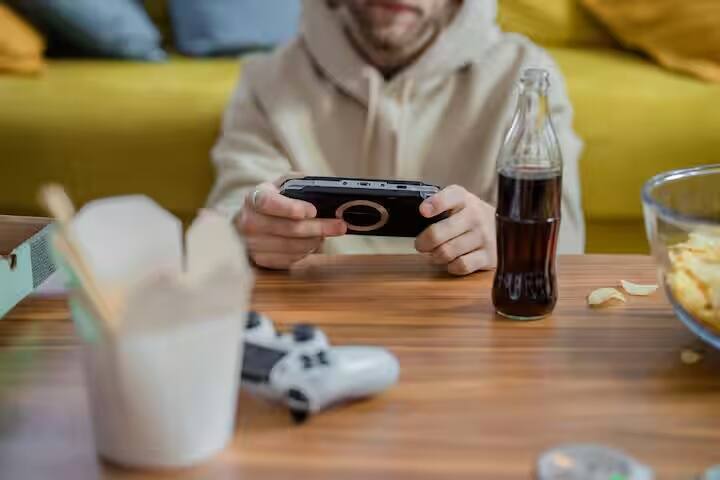 તમને જાણીને નવાઈ લાગશે કે કોકા-કોલા, જેને આપણે આજે લાલ રંગમાં જાણીએ છીએ, તે પહેલા લીલા રંગનું હતું. ખરેખર, કોકા-કોલાના શરૂઆતના દિવસોમાં તેને બનાવવા માટે કોકાના પાંદડાનો ઉપયોગ કરવામાં આવતો હતો. આ પાંદડાઓને કારણે જ કોકા-કોલાનો રંગ લીલો હતો.