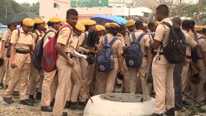 রানিরাসমণি রোডে চিকিৎসদের ঘোষিত দ্রোহের কার্নিভাল। ধর্মতলায় মানব বন্ধন জুনিয়র চিকিৎসকদের