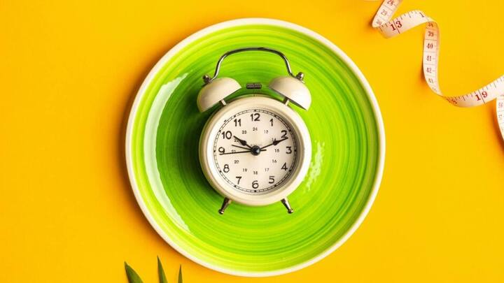 इंटरमिटेंट फास्टिंग 10 घंटे से ज्यादा देर तक करना चाहिए. खाने में लंबा गैप लेने के कारण डायबिटीज कंट्रोल में रहता है. साथ ही इससे हार्ट अटैक और स्ट्रोक का खतरा भी कम होता है.