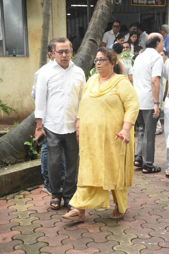 अतुल परचुरे यांच्यासोबत रंगमंचावर अनेक वर्ष काम केलेल्या निर्मिती सावंतही अतुल परचुरे यांच्या अंत्यस्कारासाठी उपस्थित होत्या.