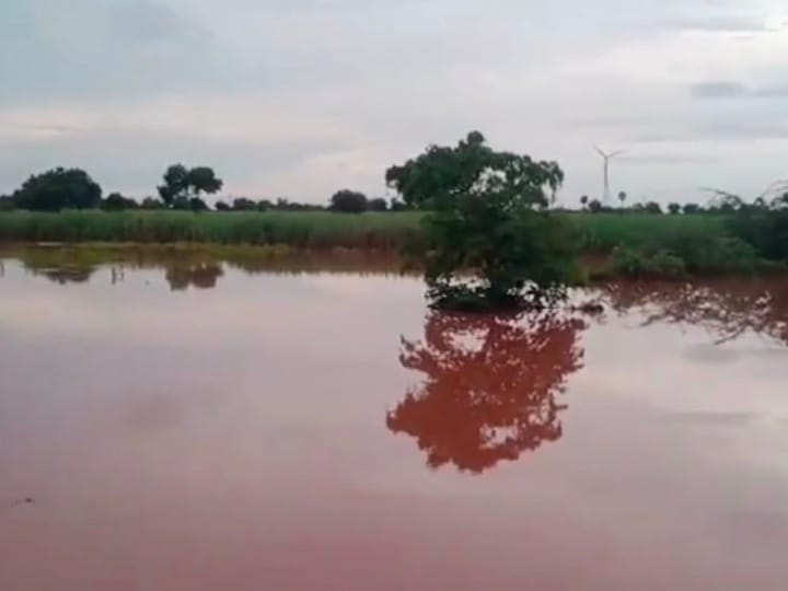 குளித்தலை அருகே கனமழையால் குளம் குடைந்து  ஊருக்குள் புகுந்த வெள்ள நீரால் பொது மக்கள் அவதி