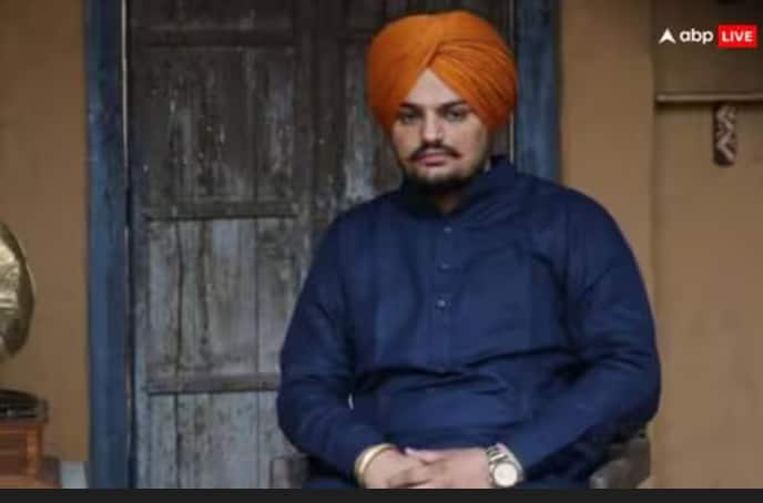 ਕਾਮੇਡੀਅਨ ਮੁਨੱਵਰ ਫਾਰੂਕੀ ਵੀ ਬਿਸ਼ਨੋਈ ਦਾ ਨਿਸ਼ਾਨਾ ਹੈ ਅਤੇ ਉਸ ਨੂੰ ਦਿੱਲੀ ਵਿੱਚ ਇੱਕ ਵਿਆਹ ਵਿੱਚ ਦੋ ਬੰਦੂਕਧਾਰੀਆਂ ਦੁਆਰਾ ਨਿਸ਼ਾਨਾ ਬਣਾਇਆ ਗਿਆ ਸੀ, ਜਿੱਥੇ ਖੁਫੀਆ ਏਜੰਸੀਆਂ ਨੇ ਦਖਲਅੰਦਾਜ਼ੀ ਕੀਤੀ ਅਤੇ ਸਖਤ ਸੁਰੱਖਿਆ ਦੇ ਵਿਚਕਾਰ ਉਸਨੂੰ ਮੁੰਬਈ ਵਾਪਸ ਭੇਜ ਦਿੱਤਾ ਗਿਆ।