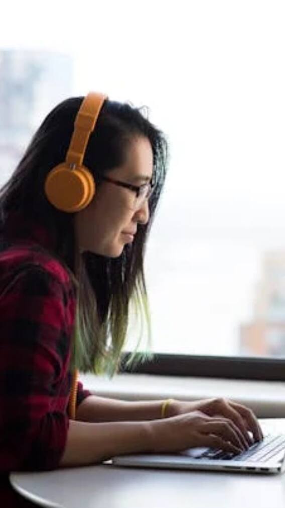 हेडफोन लगाए रखने से कानों पर पड़ता है ये असर