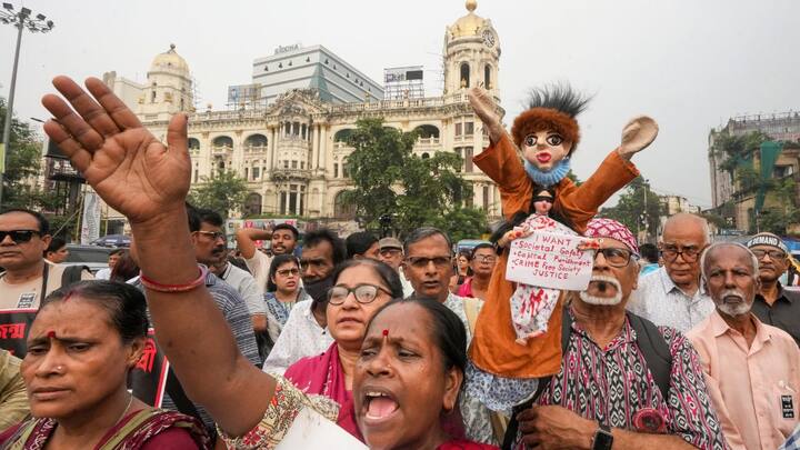 কিন্তু, হাইকোর্টের নির্দেশের পরই মুহূর্তের মধ্য়ে বদলে যায় ছবিটা। দ্রোহ আটকাতে, সারা সকাল ধরে যে ব্য়ারিকেড বাধা হয়েছিল, তা খোলার প্রক্রিয়া শুরু হয়। এক এক করে খোলা হয় তালা, শিকল। সরানো হয় লোহার ব্য়ারিকেড। 