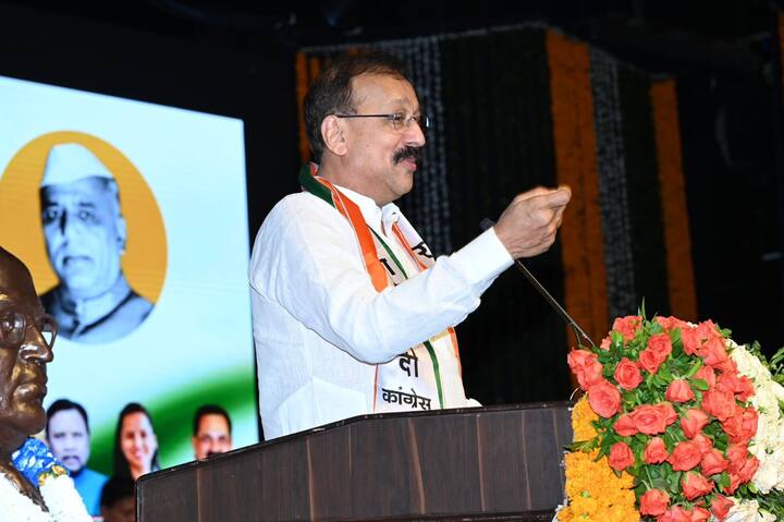 दो स्लम परियोजनाओं का विरोध किया गया: बांद्रा में संत ज्ञानेश्वरनगर और बीकेसी में भारतनगर स्लम पुनर्विकास परियोजनाएं वर्तमान में चर्चा में हैं। वह इस परियोजना के विरोधी नहीं थे; लेकिन उन्होंने इस प्रोजेक्ट का विरोध करते हुए आरोप लगाया था कि प्रोजेक्ट में लोगों को विश्वास में नहीं लिया गया और मामले में कोई पारदर्शिता नहीं है.