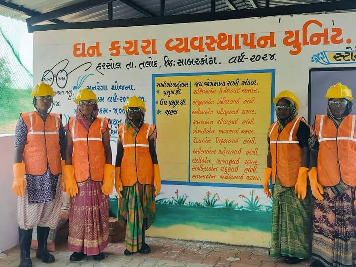 ग्राम पंचायत ने सर्वसम्मति से गांव के ठोस अपशिष्ट प्रबंधन से संबंधित सभी कार्य सखी मंडल की महिलाओं को सौंपने का निर्णय लिया। विभिन्न सखी मंडलों की दीदियों को सबसे पहले ठोस अपशिष्ट प्रबंधन की प्रक्रियाओं से अवगत कराया गया, उन्हें समझाया गया। फिर महिलाओं के ज्ञान और रुचि के साथ-साथ सखी मंडल समूह की ताकत के आधार पर उनका चयन किया गया। इस ऑपरेशन के लिए हरसोल गांव से 12 किमी दूर सागपुर गांव की जोगमाया सखीमंडल को चुना गया।