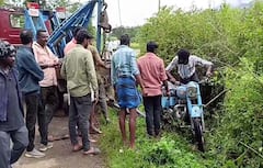 கோம்பைக்காடு அருகே பைக் மீது மோதிய கார் - சுற்றுலா பயணி உயிரிழந்த சோகம்