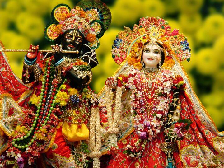 It is also called Raas Purnima because on this day in Gujarat people create Raas, play Garba and worship Radha Rani-Lord Krishna with rituals. Kheer is then offered to the Lord and later it is distributed among the devotees as Prasad.