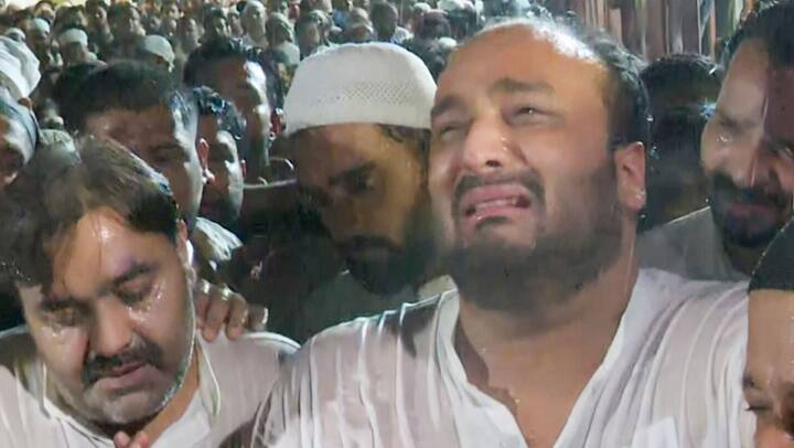 लॉरेंस बिश्नोइ की टारगेट लिस्ट में जीशान सिद्दीकी, मुनव्वर फारुकी, शगनप्रीत सिंह, कौशल चौधरी और अमित डागर शामिल हैं. आरोपी धर्मराज कश्यप और गुरमेल सिंह ने पुलिस को बताया कि हाल ही में हुए जीशान सिद्दीकी के पिता बाबा सिद्दीकी पर हुए हमले का निशाना जीशान भी थे. पुलिस ने जब मामले की जांच की तो उसे सोशल मीडिया पर एक पोस्ट मिला, जिसमें ये दावा किया जा रहा है कि 