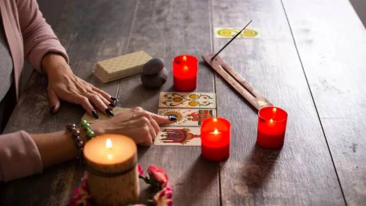 टैरो कार्ड रीडिंग से संकेत मिलता है कि कुंभ राशि वालों को आज अपनी नौकरी की आवश्यकताओं के अनुरूप प्रशिक्षण कार्यक्रम से गुजरना पड़ सकता है। आप आत्मविश्वास के साथ अपनी योजनाओं को क्रियान्वित करते हुए जोखिम भरे कार्यों को पूरा करने में सक्षम होंगे। आपकी बातों का गलत मतलब निकाला जा सकता है, इसलिए स्पष्ट बोलने से आज आपको फायदा होगा। लाभ के अच्छे अवसर हैं।