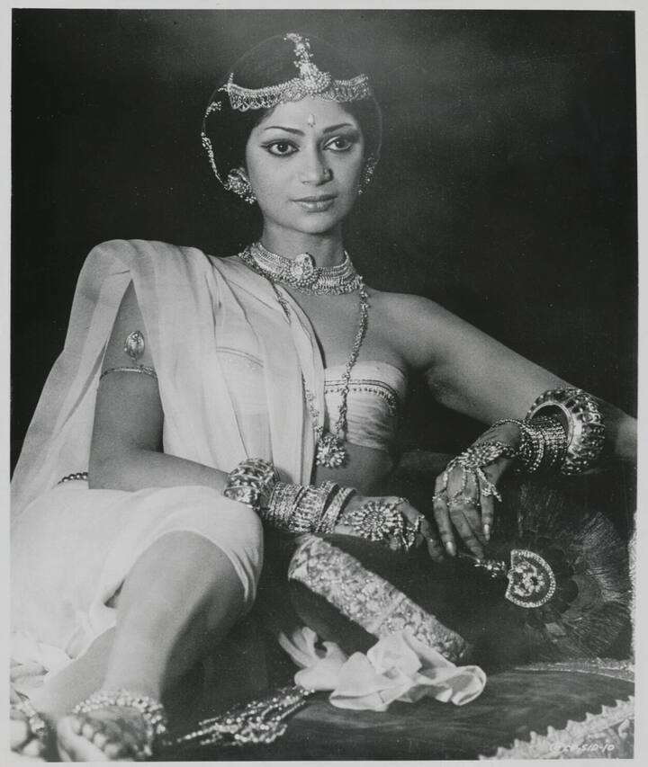 इस सीन के बारे में एक्ट्रेस ने किताब में कहा था कि, “मैं उस दौरान बहुत नर्वस थी, मैंने कमर के नीचे बॉडी स्टॉकिंग पहना, लेकिन ऊपर से मुझे टॉपलेस रहना था. ऐसे में मैं किसी से नजरें भी नहीं मिला पा रही थी.”