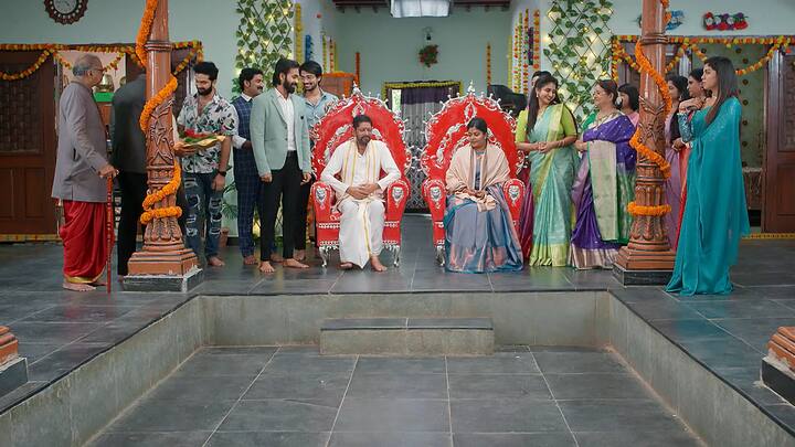 పెళ్లి రోజు ఎర్పాట్లు చూసి రగిలిపోతుంటారు ధాన్యలక్ష్మి, రుద్రాణి. కేక్ కట్ చేసి సంబరాలు చేసుకుంటారు. రాజ్, కావ్య ఒకేసారి కేక్ తినిపించడానికి ట్రై చేస్తూ ఒకర్నొకరు చూస్తుండిపోతారు...