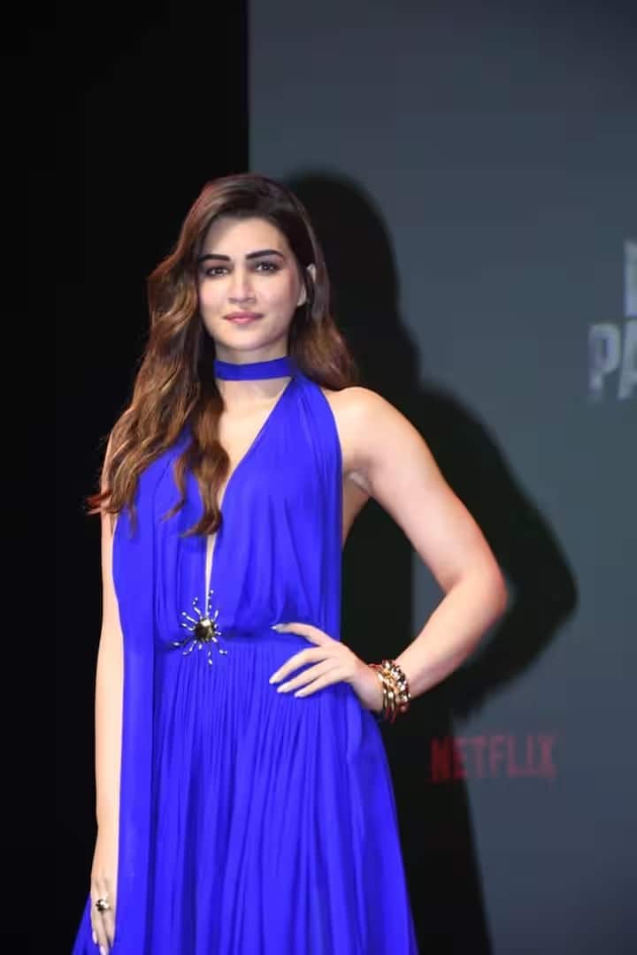 इवेंट में कृति सेनन ब्लू बैकलेस ड्रेस में जलवे बिखेरती नजर आईं। कृति ने भी अपने लुक को सटल मेकअप और खुले बालों से पूरा किया। इस ड्रेस में एक्ट्रेस आजादी के साथ अपने क्लीवेज फ्लॉन्ट करती नजर आईं।