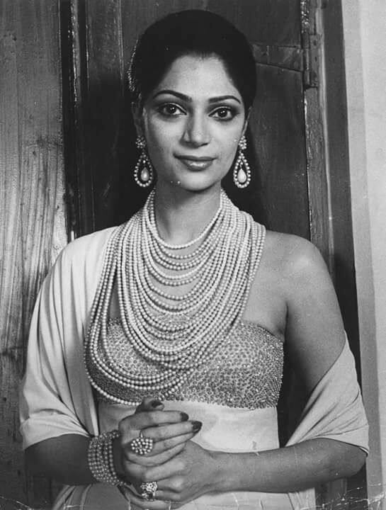 इसका जिक्र असीम छाबड़ा की किताब ‘शशि कपूर: द हाउसहोल्डर स्टार’ में किया गया है. इसमें बताया गया है कि सिमी इस सीन को शूट करते वक्त काफी अनकंफर्टेबल हो गई थीं. ऐसे में शशि ने एक्ट्रेस की मदद की. उन्होंने एक्ट्रेस को कंफर्टेबल महसूस कराया था.