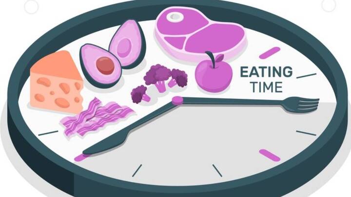 हार्ट अटैक, स्ट्रोक का खतरा कम करने में भी मदद मिलती है. इस फास्टिंग को करने का तरीका ये है कि आपको अपने खाने की अवधि को प्रतिदिन 10 घंटे तक प्रतिबंधित करना होगा. यानी खाने से एक घंटा पहले खाना खाएं और उठने के बाद जब 10 घंटे पूरे हो जाए तब खाना खाएं.