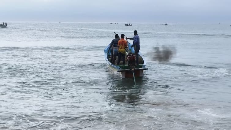 Heavy Rain Warning Marakkanam Fishermen who go fishing because the sea is not rough - TNN கனமழை எச்சரிக்கை ; கடல் சீற்றம் இல்லாததால் மீன் பிடிக்கச் செல்லும் மீனவர்கள்