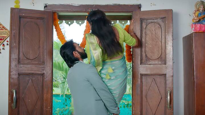 గుమ్మానికి పూలదండలు కడుతున్న కావ్యను చూసి తనని అన్నమాటలు తలుచుకుని ఫీలవుతాడు రాజ్. పూలు పైన తగిలించేందుకు ఇబ్బంది పడుతున్న కావ్యను ఎత్తుకుంటాడు రాజ్. దించండి అంటే..ఎత్తుకున్నది దించడానికి కాదంటాడు..భార్యను మధ్యలో వదిలేశారు అంటే నేను వదిలేయలేదు నువ్వే వచ్చేశావ్ అంటాడు. ఇద్దరూ మాటలతో ప్రేమగా పోట్లాడుకుంటారు.