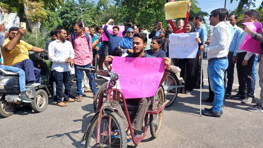 Aligarh: अलीगढ़ मुस्लिम यूनिवर्सिटी में दिव्यांग छात्रों का प्रदर्शन, प्रबंधन पर लगाया हक छीनने का आरोप Demonstration of disabled students outside Aligarh Muslim University and Blamed ann Aligarh: अलीगढ़ मुस्लिम यूनिवर्सिटी में दिव्यांग छात्रों का प्रदर्शन, प्रबंधन पर लगाया हक छीनने का आरोप