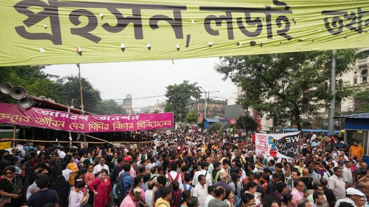 এমনকী দেখা যায়, রাস্তা আটকাতে, রাজপথে সার দিয়ে দাঁড় করানো হয়েছে অজস্র বেসরকারি বাস। দ্রোহের কার্নিভালের জন্য় এই পথে চিকিৎসকরা আসবেন বলেছিলেন। এই রাস্তায় একের পর এক দূরপাল্লার বাস পার্ক করে রেখে দেওয়া হয়েছে। 