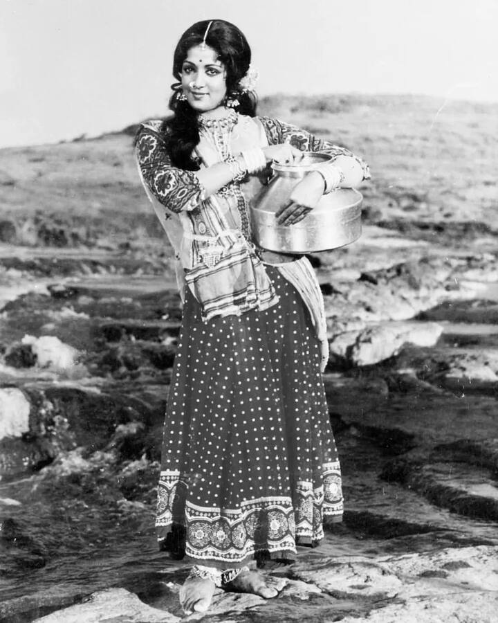 हेमा मालिनी ने हिंदी सिनेमा की खूबसूरत और बेहद टैलेंटिड एक्ट्रेस रही हैं. जिन्होंने अपने लंबे करियर में बॉलीवुड एक से बढ़कर एक सुपरहिट फिल्में दी है.