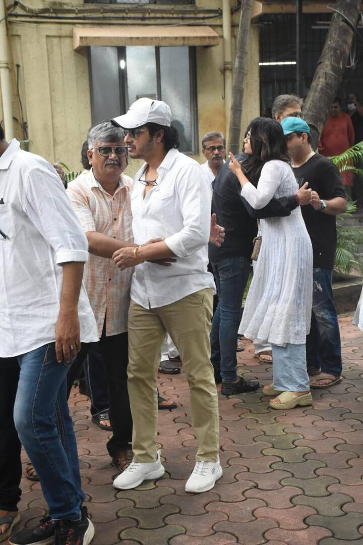 श्रेयस तळपदे: कॉलेजमध्ये असल्यापासूनच नाटकाचा संबंध आला तेव्हा आपल्याला असं करता येईल का शिकत गेलो.त्यांच्या कडून अनेक गोष्टी शिकायला मिळाल्या.इतक्या मोठ्या आजारातून बाहेर पडलेत ही ती वेळ नव्हती . तो खूप मोठा नट होता इंडस्ट्रीचं मोठं नुकसान झालंय