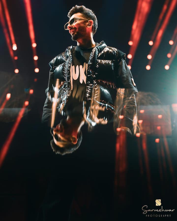 இவர்கள் கூட்டணியில் முதல் படத்திலே  நீயும் நானும் , கண்ணான கண்ணே , எனை மாற்றும் காதலே என நானும் ரவுடி தான் படத்தின் மொத்த ஆல்பமும் ஹிட் அடித்தது