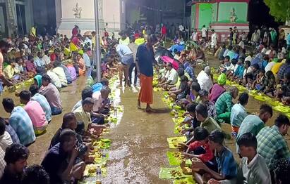 Theni news mens only attend temple festival near batlagundu - TNN ஆண்கள் மட்டும் பங்கேற்ற கோயில் திருவிழா: கொட்டும் மழையிலும் நள்ளிரவில் நடந்த கறிவிருந்து