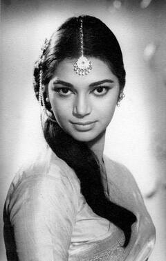 जब सालों पहले कैमरे के सामने इस हसीना को होना पड़ा था टॉपलेस, एक्ट्रेस को देख शशि कपूर ने कह दी थी ये बात