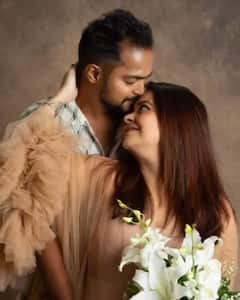 'गोपी बहू' ने कराया मैटरनिटी शूट, फ्लॉन्ट किया बेबी बंप, चेहरे पर दिखा प्रेग्नेंसी ग्लो